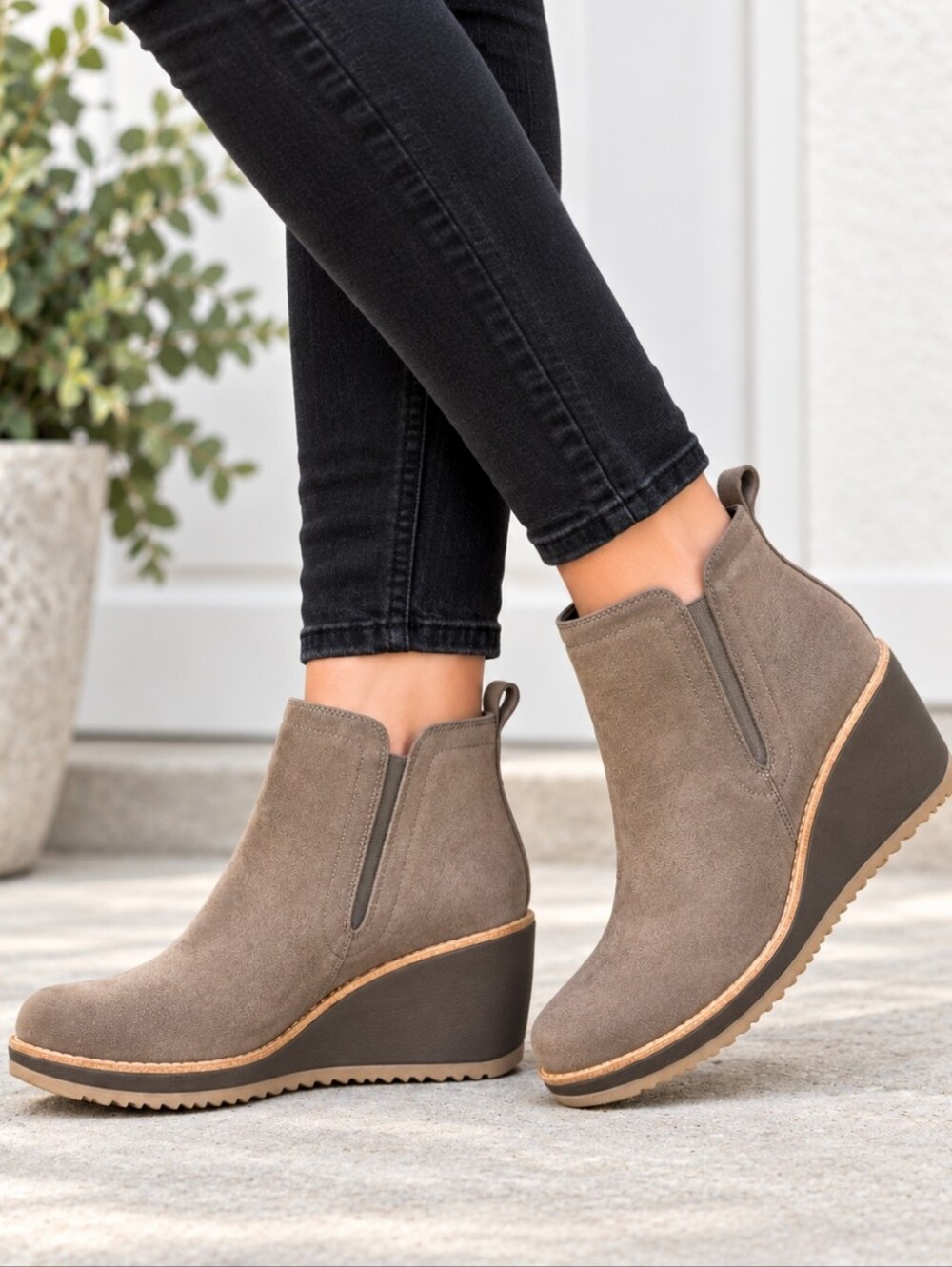 Sofft Emeree Y2K Boho Minimalist Suede Chelsea Comfort Wedge Ankle Boots 7.5M